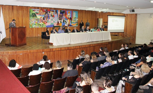 Lançamento do programa aconteceu no auditório da Faculdade de Direito da UFMG e contou com representantes de todos os órgãos parceiros. Foto: Franciele Xavier (SEE/MG)
